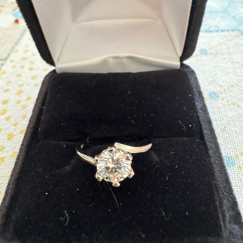 Elegant Engagement Ring. 1 carat of Moissanite set in S 925. Size 7